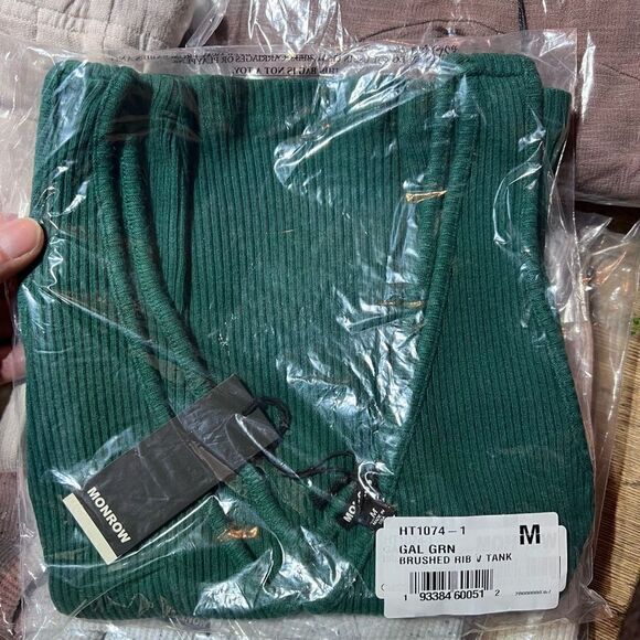 NWT‎ Monrow Gal Green Brushed V Neck Tank Top Medium ribbed - Picture 2 of 10